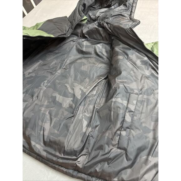 Reebok Men's Puffer Jacket Size XL Full Zip Pockets Reversible Black Green - Picture 9 of 10